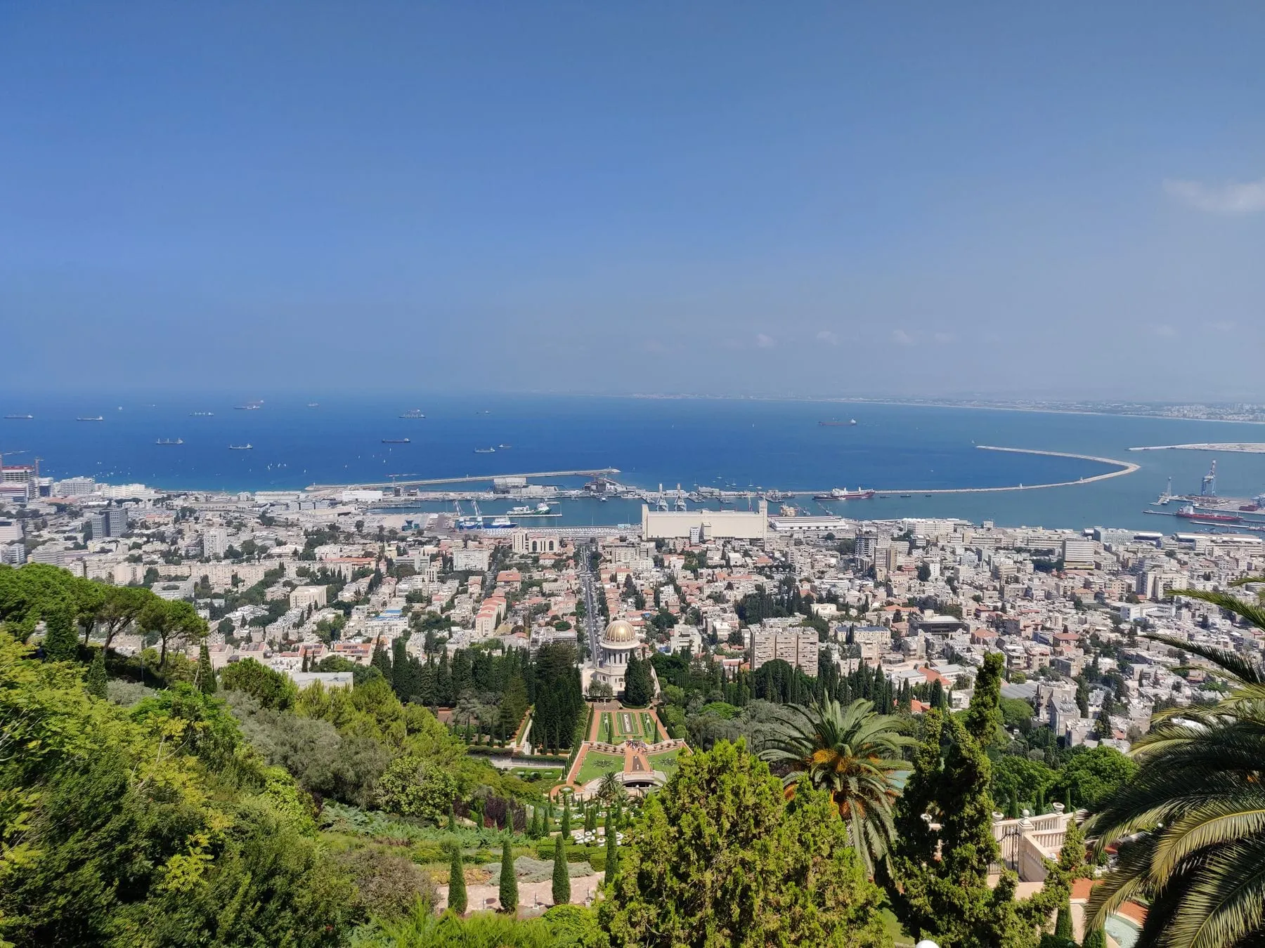 מבט מלמעלה על הגנים הבהאיים ועל העיר חיפה